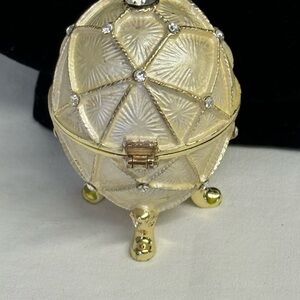 Egg Trinket Box Gold Tone Diamond Pattern Enamel & Rhinestone Magnet Clo…